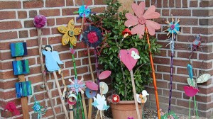 Blumen aus Naturmaterialien und Abfall